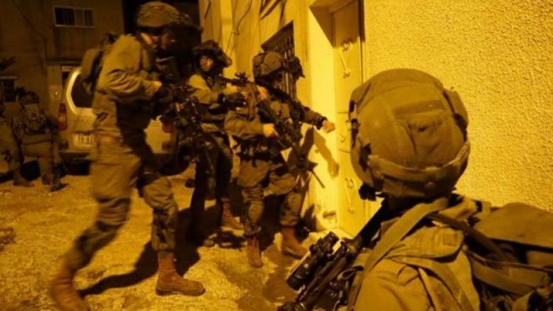 جيش الاحتلال يعتقل 23 فلسطينيا ويداهم منازل في الضفة الغربية