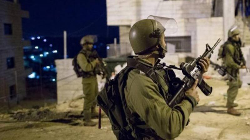 الاحتلال يعتقل 13 فلسطينيًا من الضفة الغربية