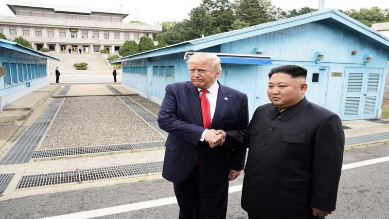 أول رئيس أمريكي يطأ أرض كوريا الشمالية.. ترامب يلتقي كيم في المنطقة المنزوعة السلاح بين الكوريتين