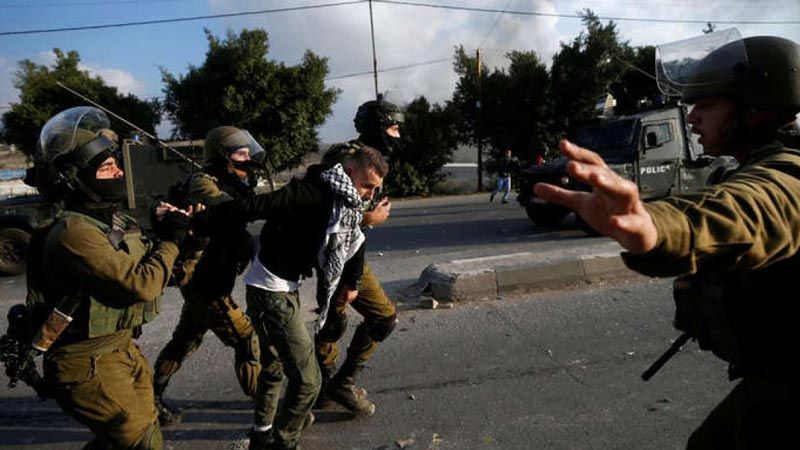 الاحتلال يعتقل عشرات الفلسطينيين في الضفة ويستدعي طفلة للتحقيق