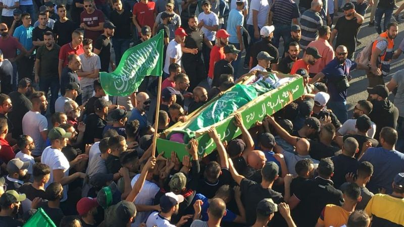آلاف الفلسطينيين يشيعون جثمان الشهيد محمد عبيد‎