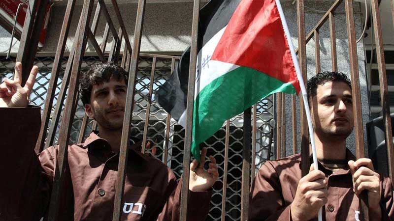 رفضًا للاعتقال الإداري التعسفي.. عشرات الأسرى الفلسطينيين يُضربون عن الطعام
