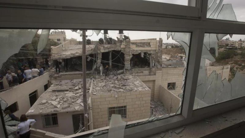 الإحتلال يُجبر 237 عائلة فلسطينية على هدم بيوتهم بأيديهم