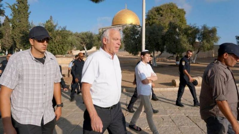 وزير الزراعة الصهيوني يقتحم باحات الأقصى وآلاف المستوطنين يؤدون صلوات تلمودية في قبر يوسف