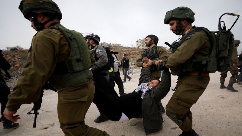 اعتقال 22 فلسطينيا في الضّفة.. واعتداءات لمستوطنين في رام الله والخليل