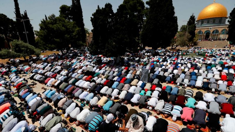 فلسطين: مئات آلاف المصلين يؤدون صلاة الجمعة الثانية من رمضان في الاقصى