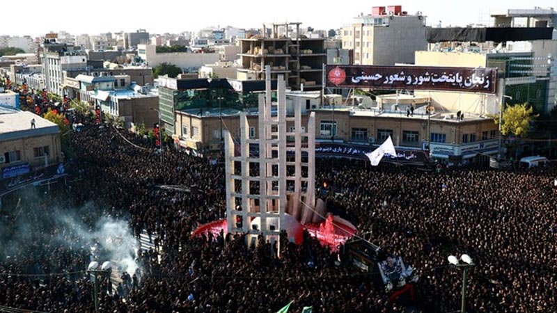 الإيرانيون يحيون ذكرى استشهاد الإمام الحسين (ع) بمسيرات حاشدة