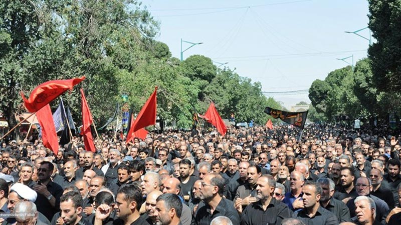الإيرانيون يحيون ذكرى استشهاد الإمام الحسين (ع) بمسيرات حاشدة