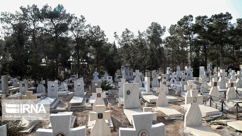 إيرانيون من الأقليات الدينية يزورون مقابر شهدائهم