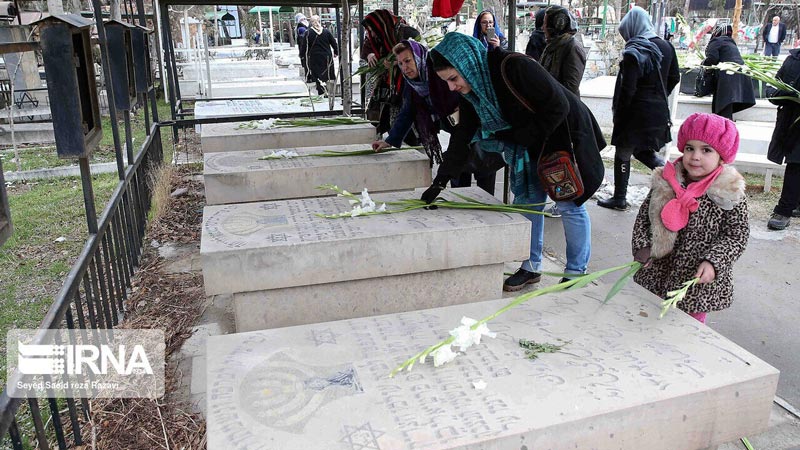 إيرانيون من الأقليات الدينية يزورون مقابر شهدائهم