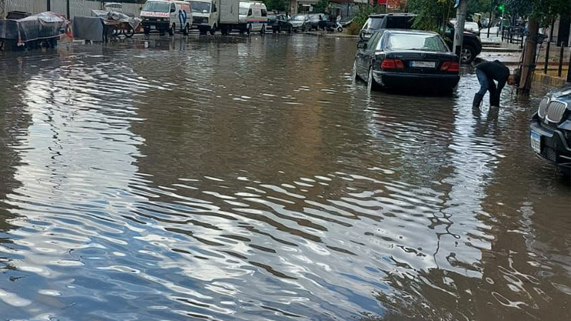 لبنان: فرق بلدية صيدا تستنفر لمواجهة تداعيات الأمطار الغزيرة 