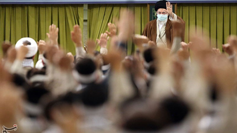 الإمام الخامنئي: الثورة حيّة رغم أنف الأعداء
