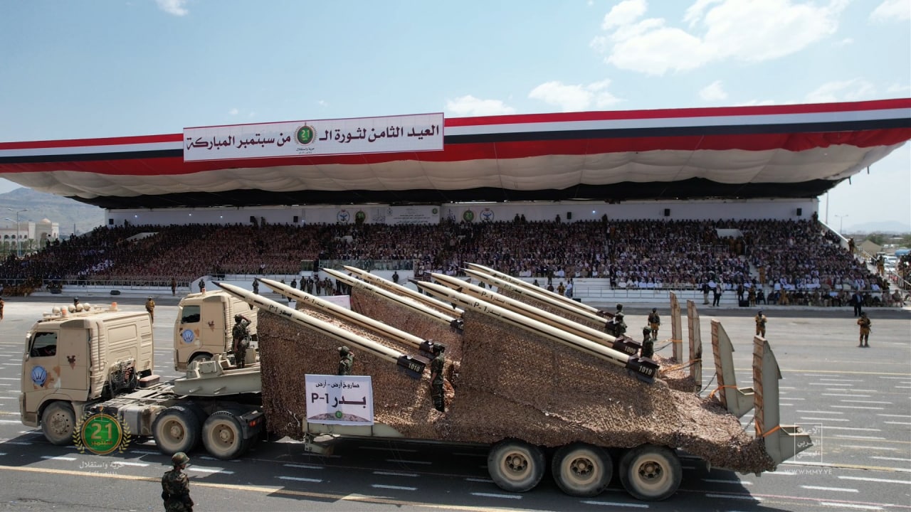 بالصور: اليمن يكشف عن أسلحة ردع استراتيجية في عرضٍ عسكريٍ مهيب بصنعاء