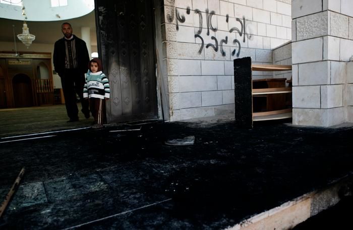 الاحتلال يدنّس المساجد الفلسطينية ويهتك حرماتها