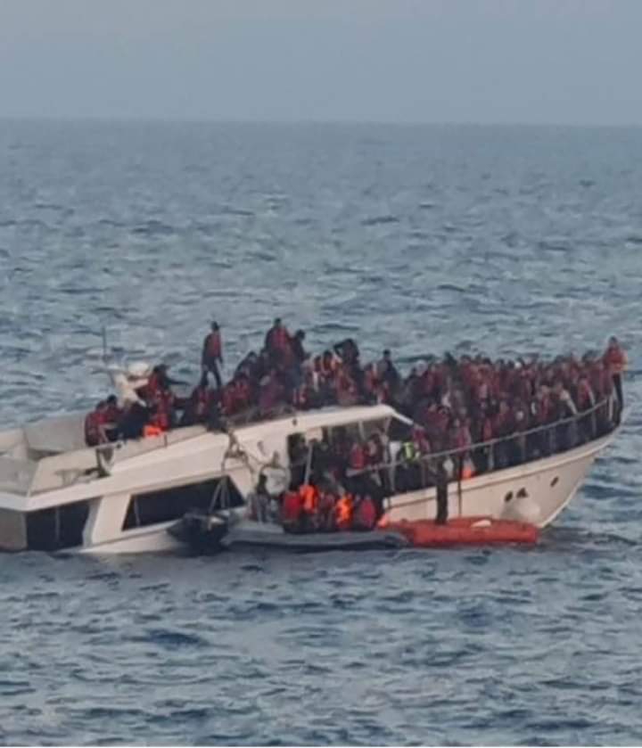 بالصور.. بحرية الجيش تنجي عشرات العائلات من فاجعة "قارب موت" جديد شمالًا