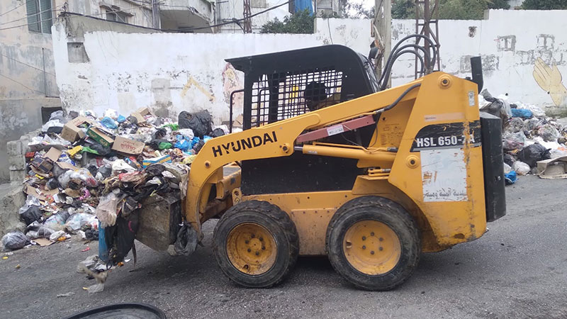 حزب الله يواصل رفع النفايات في "الفيلات" و"المية ومية" في صيدا 