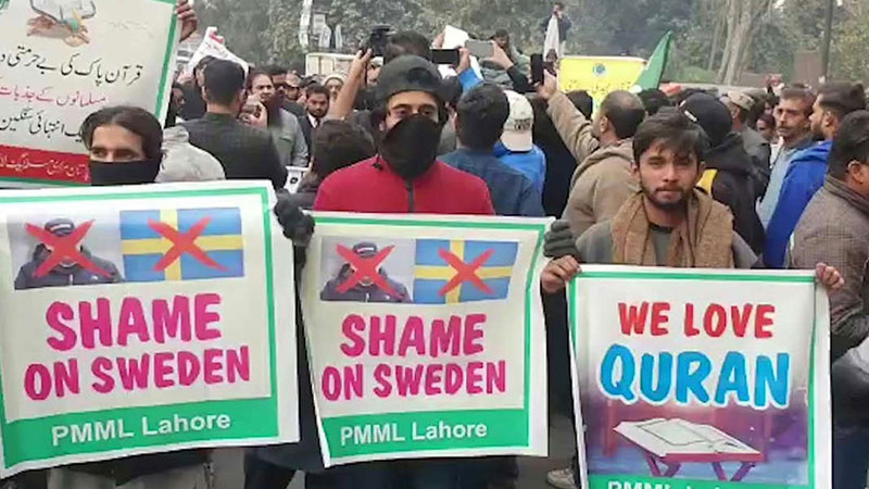 الباكستانيون يتظاهرون نصرةً لكتاب الله 