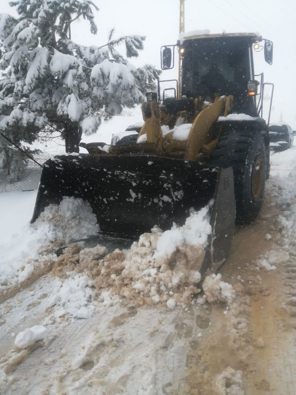 الثلوج غطّت أرجاء البقاع وعمليات فتح الطرقات بدأت مع انحسار العاصفة