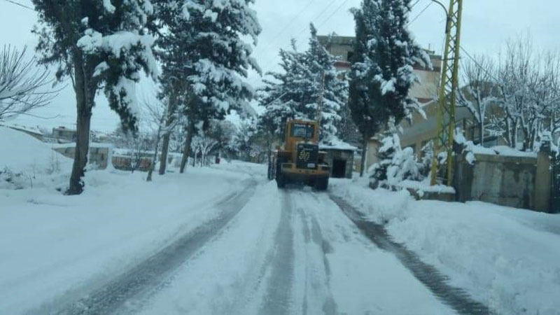 الثلوج غطّت أرجاء البقاع وعمليات فتح الطرقات بدأت مع انحسار العاصفة