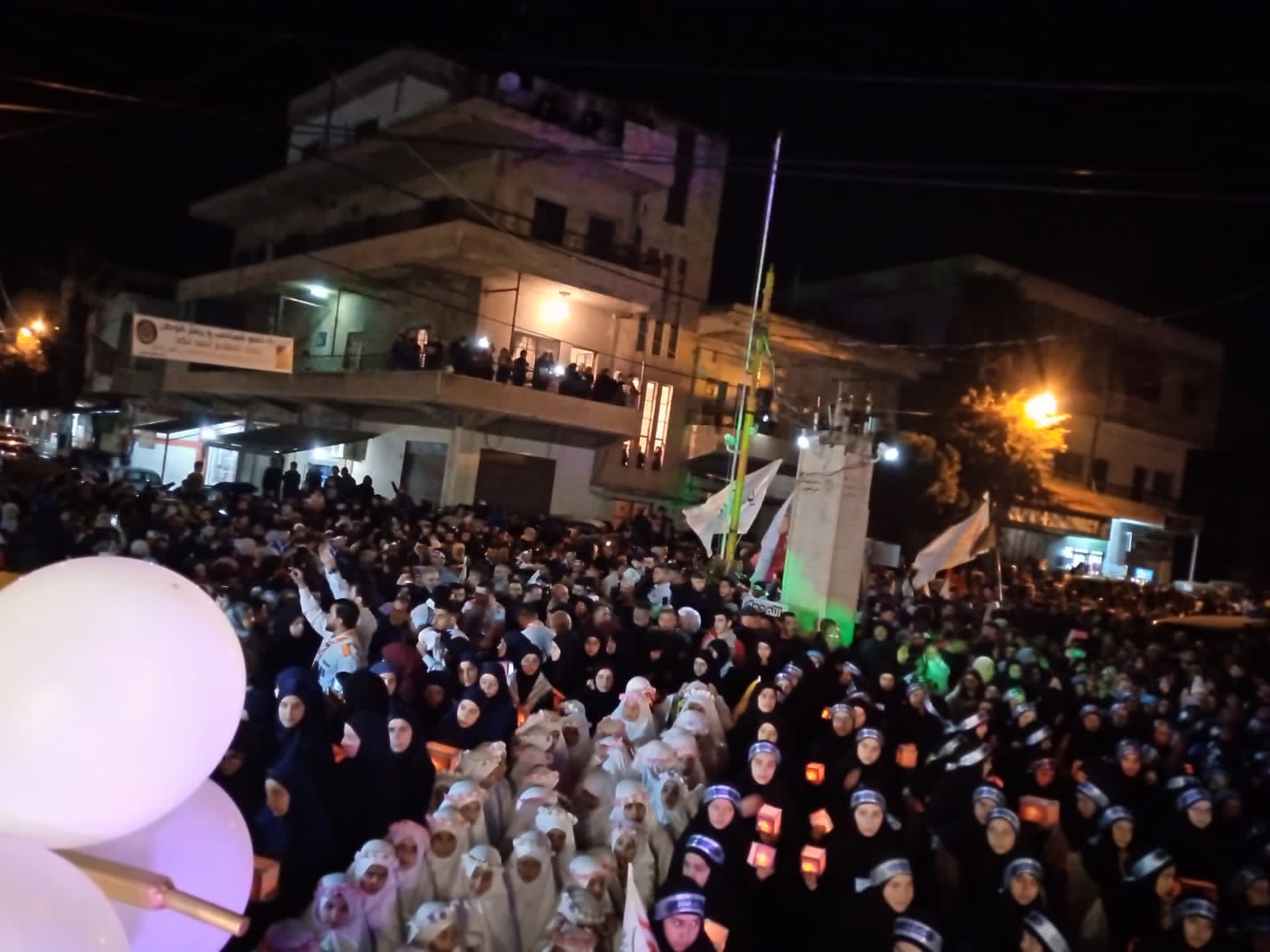 لبنان: مسيرة ليليلة حاشدة إحياءً لمولد الإمام المهدي (عج) في البقاع