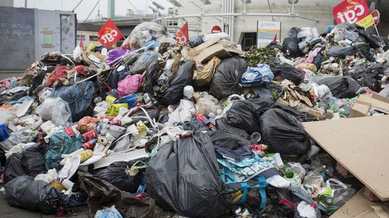 شوارع باريس غارقة في آلاف الأطنان من القمامة