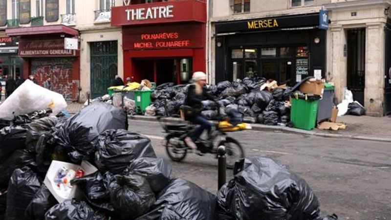 شوارع باريس غارقة في آلاف الأطنان من القمامة