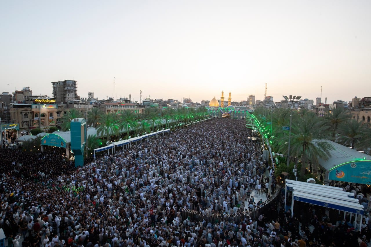 العراق: بالصور.. صلاة عيد الفطر المبارك في كربلاء المقدسة بين الحرميْن