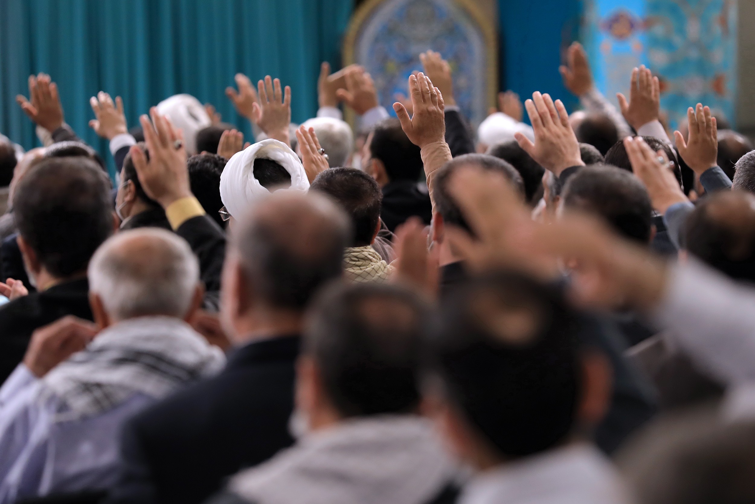 بالصور: الإمام الخامنئي يلتقي أعضاء اللجنة المركزية للمؤتمر الوطني لشهداء سبزوار ونيشابور