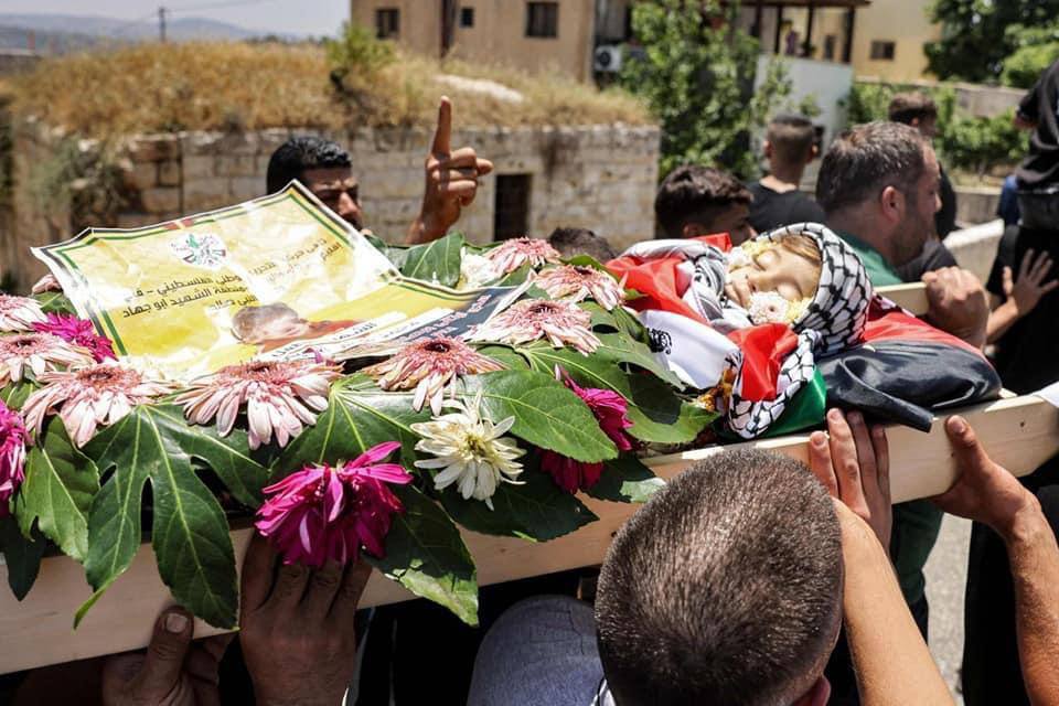 بالصور: وداع الشهيد الطفل محمد التميمي (عامان) الذي استشهد متأثرًا بجراحه برصاص الاحتلال منذ أيام في النبي صالح