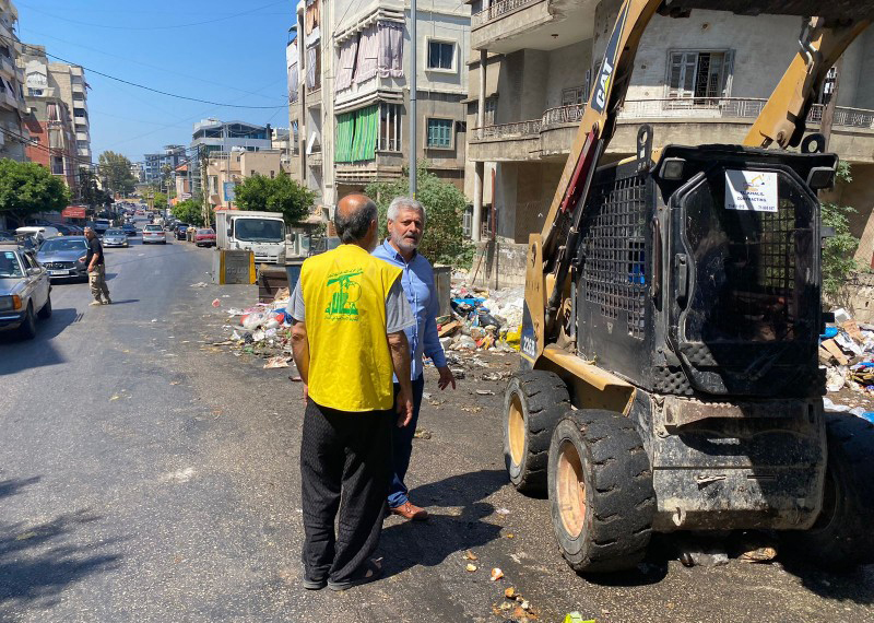 حزب الله يزيل النفايات المكدسة على طريق صيدا - جزين