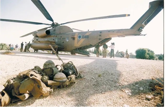 تجهيزات مقاتلي الشيطيت 13 الذين شاركوا في العملية إلى جانب المروحية التي أنقذتهم  