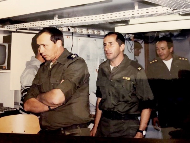 صورة: قائد البحرية العماد أليكس التل، وقائد قاعدة حيفا يعقوب غاز، وقائد أسطول السفن الصاروخية إيلي ماروم.