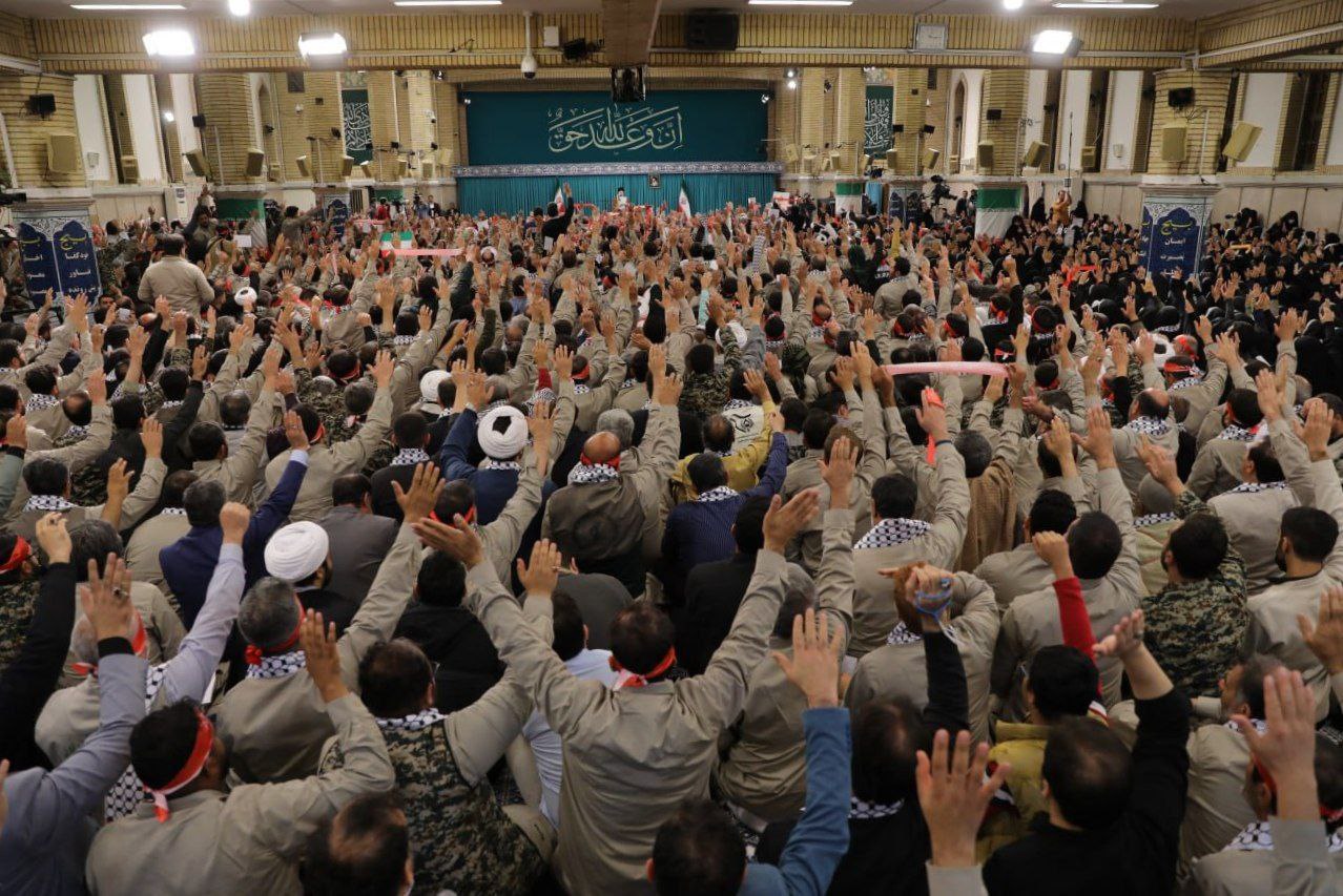 بالصور: الإمام الخامنئي يلتقي حشدًا كبيرًا من التعبويين
