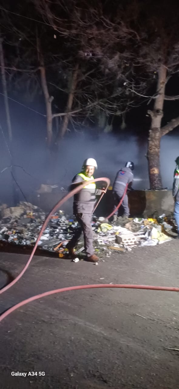 لبنان| بالصورة: فرق الدفاع المدني - الهيئة تعمل على اخماد الحرائق الناجمة عن القصف الصهيوني في عيتا الشعب