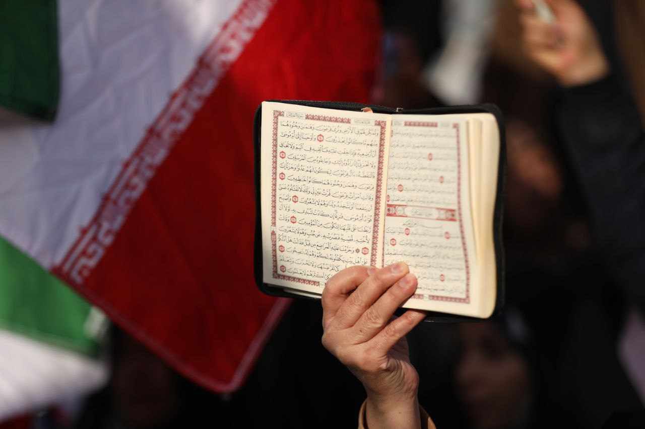 المشاركون حملوا أعلامًا إيرانية وفلسطينية بالإضافة إلى صور شهداء غزّة