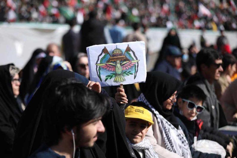 المشاركون حملوا أعلامًا إيرانية وفلسطينية بالإضافة إلى صور شهداء غزّة