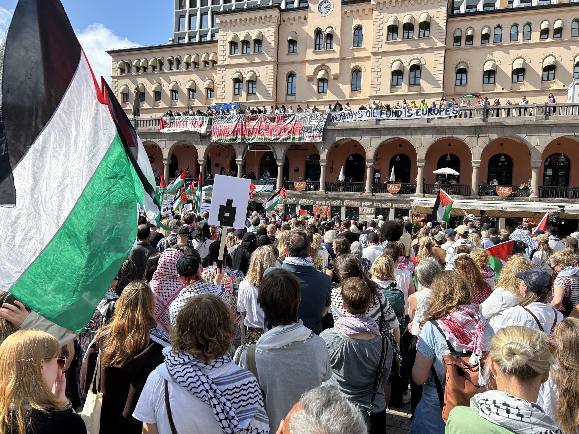 بالفيديو والصور| دعمًا لغزة وفلسطين.. التظاهرات تجوب العواصم العالميّة 