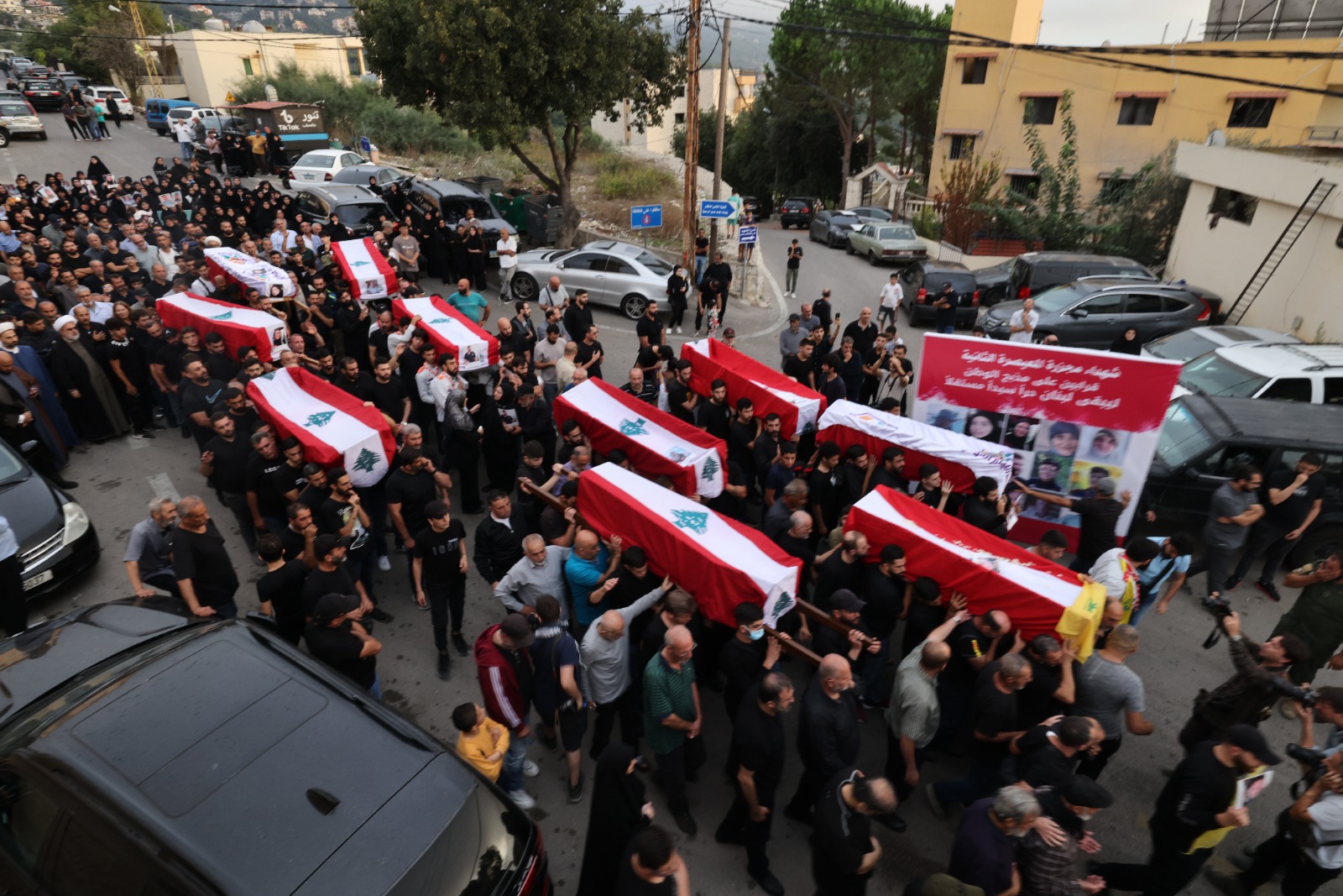 بالصور: تشييع شهداء الغدر الصهيوني في بلدة المعيصرة قضاء كسروان 