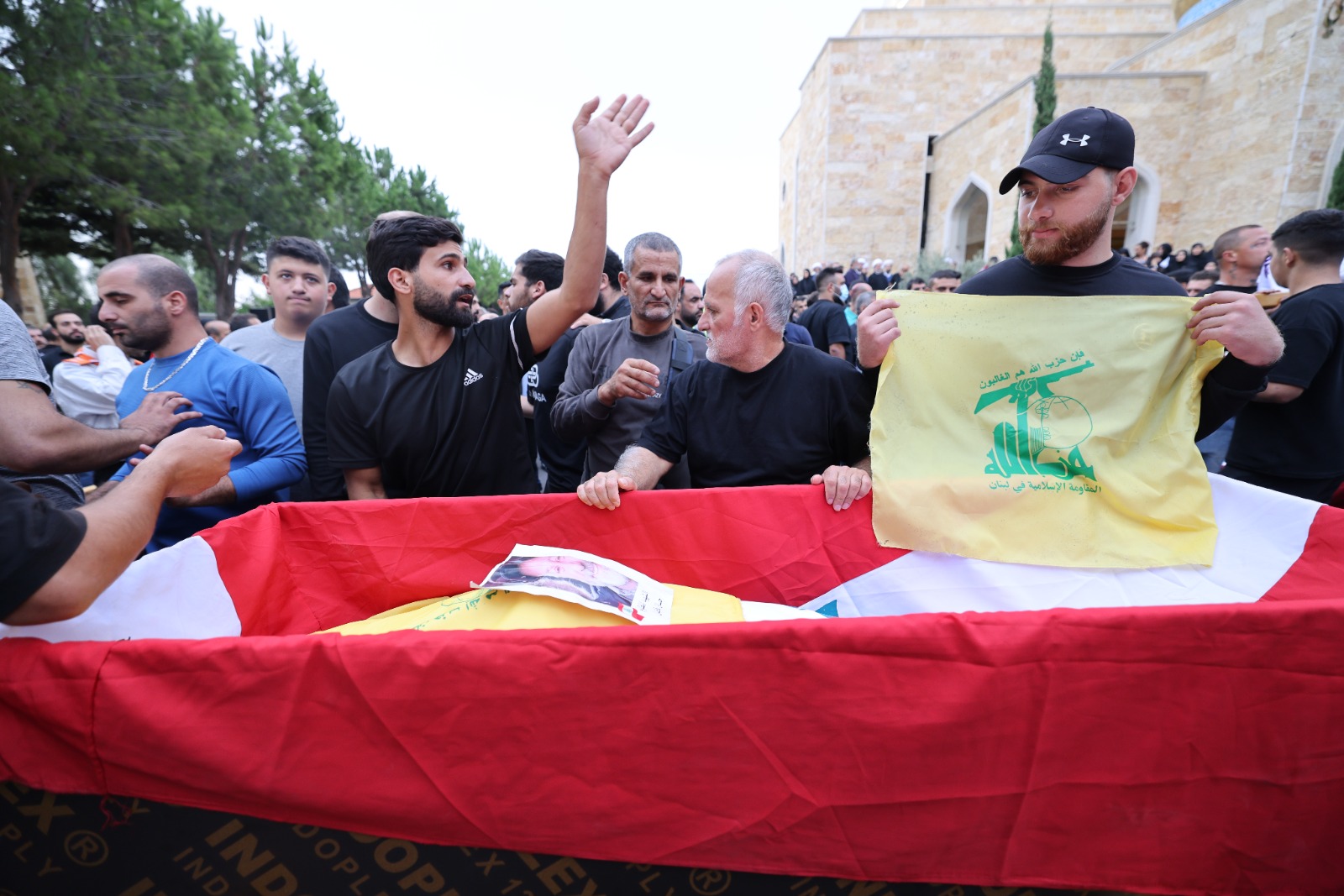 بالصور: تشييع شهداء الغدر الصهيوني في بلدة المعيصرة قضاء كسروان 