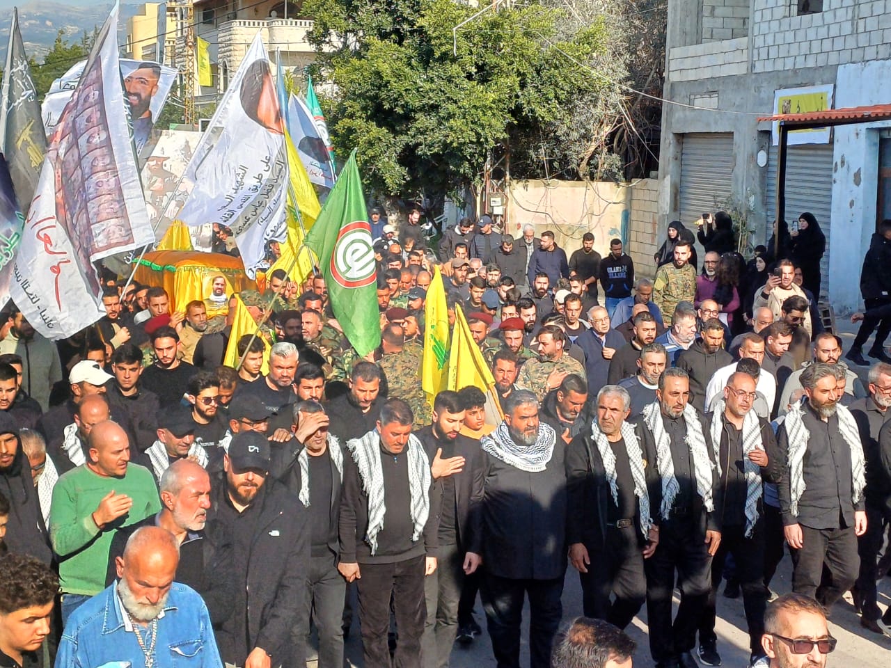 بالصور| حزب الله وأهالي حومين التحتا شيّعوا الشهيد على طريق القدس حسن عزّ الدين 