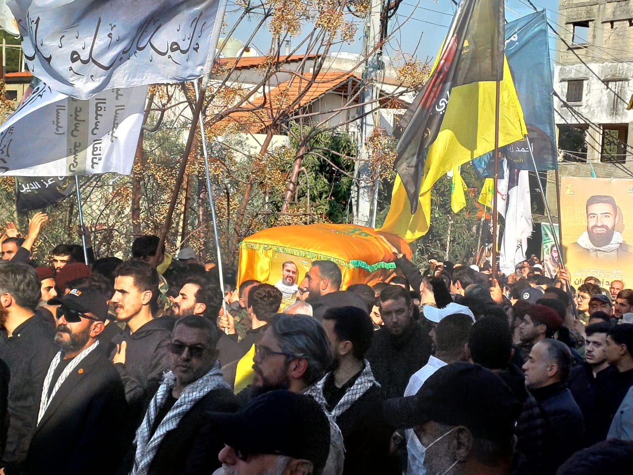 بالصور| حزب الله وأهالي حومين التحتا شيّعوا الشهيد على طريق القدس حسن عزّ الدين 