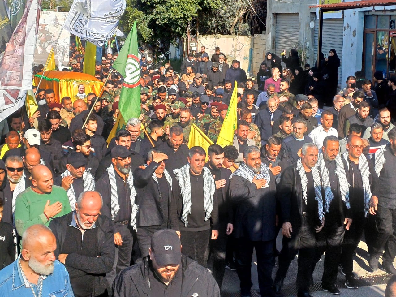 بالصور| حزب الله وأهالي حومين التحتا شيّعوا الشهيد على طريق القدس حسن عزّ الدين 